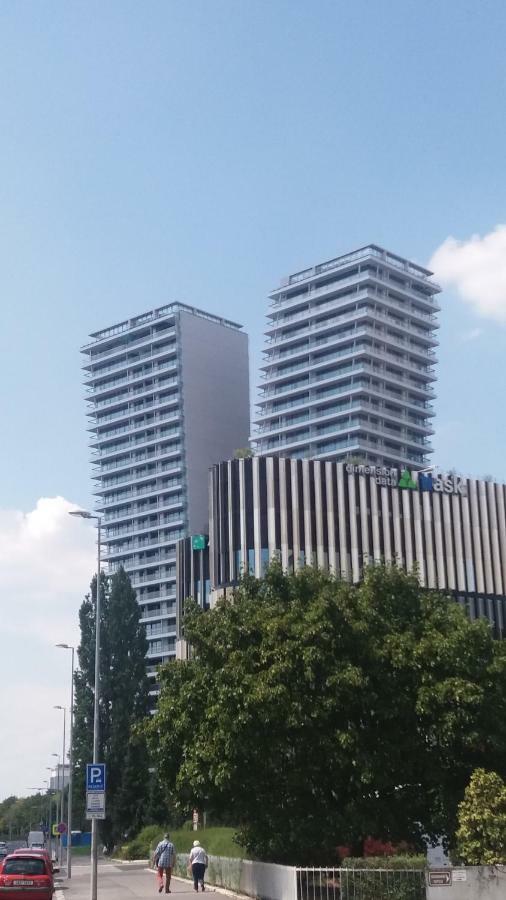 H+ Apartman Letiste Praha Apartment Exterior photo